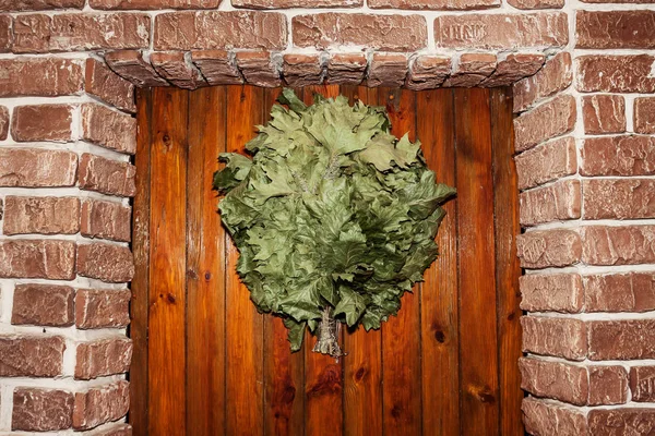 scopa di eucalipto per un bagno su una superficie di pietra — Foto ... scopa di eucalipto per un bagno su una superficie di pietra — Foto ...