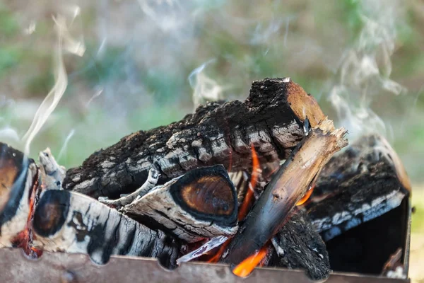 Die Feuerstelle verbrennt Brennholz und Äste für Kohle — Stockfoto