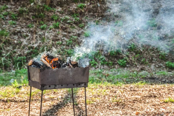 Im Kohlenbecken verbranntes Holz für Kohle. — Stockfoto