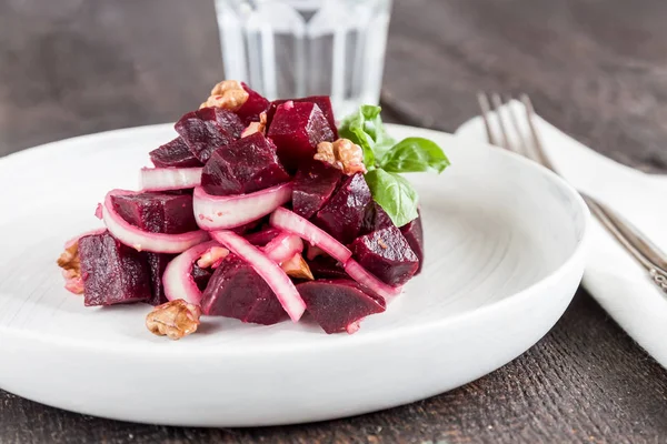 Vejetaryen yalın marul pancar, soğan, ceviz, hizmet veren bir 