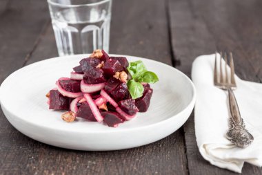 Vejetaryen yalın marul pancar, soğan, ceviz, hizmet veren bir 