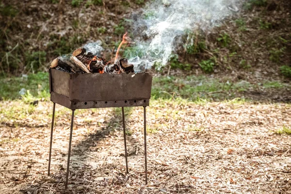 Im Kohlenbecken verbranntes Holz für Kohle. — Stockfoto