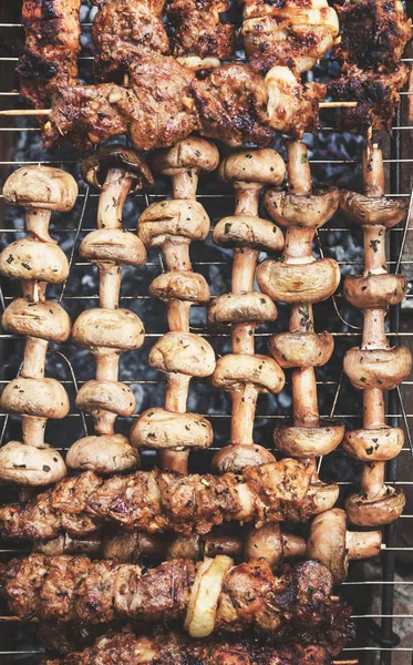 Kebab à la viande et champignons sur brochettes et grill. Haut v — Photo