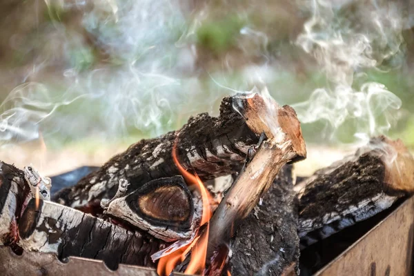 Die Feuerstelle verbrennt Brennholz und Äste für Kohle — Stockfoto