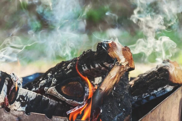 Brennholz und Äste für Kohlen brennen im Kohlenbecken. retro v — Stockfoto