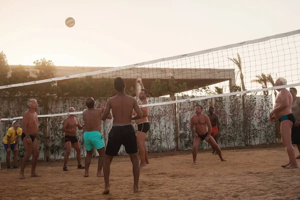 Hommes blancs, arabes, africains jouant au volley-ball sur la plage — Photo