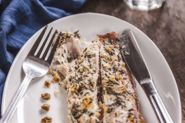 Balık uskumru pişmiş otlar, patates püresi, pesto sos ser