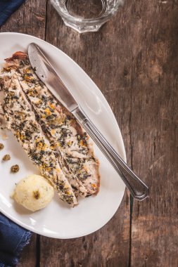 Balık uskumru pişmiş otlar, patates püresi, pesto sos ser