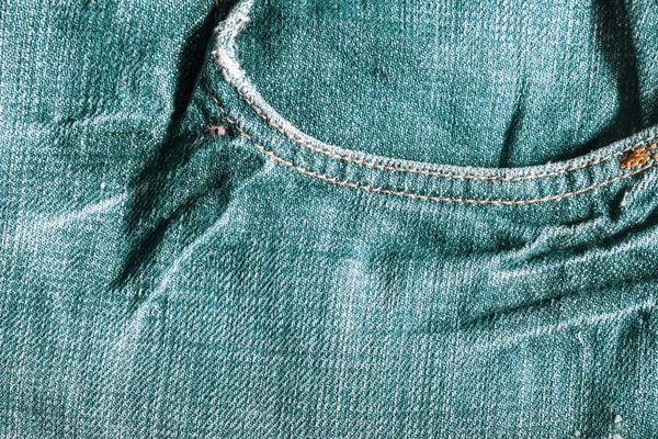 Jeans close-up, velho, bolso para trás, frente, amassado, ragged . — Fotografia de Stock