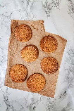 Mermer beyaz masaya sandy yuvarlak kurabiye, bir kırık, üst VI