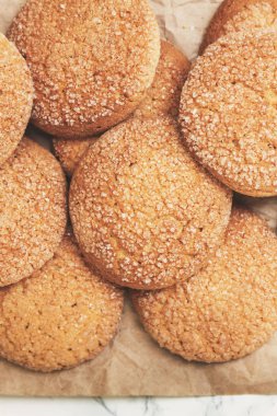 kum yuvarlak kurabiye, üstten görünüm, yakın çekim. Kayıt için boş yer.