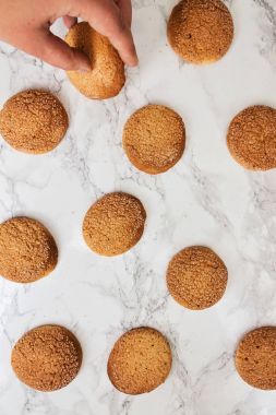 Mermer beyaz masaya sandy yuvarlak kurabiye, el t alır