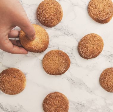 Mermer beyaz masaya sandy yuvarlak kurabiye, el t alır