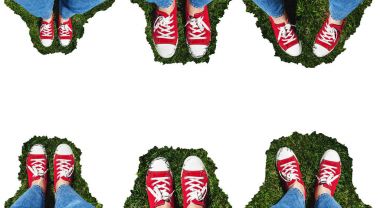 Yeşil çimenlerin üzerinde eski kırmızı spor ayakkabılar bacaklar kolaj. AB görüntülemek