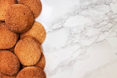 Mermer beyaz masaya sandy yuvarlak kurabiye, bir kırık, üst VI