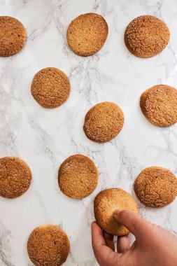 Mermer beyaz masaya sandy yuvarlak kurabiye, el t alır