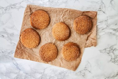 Mermer beyaz masaya sandy yuvarlak kurabiye, bir kırık, üst VI