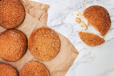 Mermer beyaz masaya sandy yuvarlak kurabiye, bir kırık, üst VI