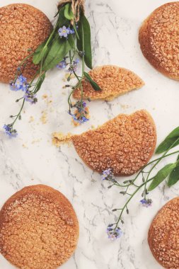 Mermer beyaz masaya sandy yuvarlak kurabiye, bir kırık ve bir