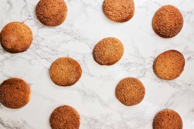 Mermer beyaz masaya sandy yuvarlak kurabiye, bir kırık, üst VI