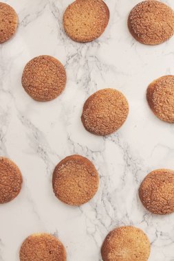 Mermer beyaz masaya sandy yuvarlak kurabiye, bir kırık, üst VI