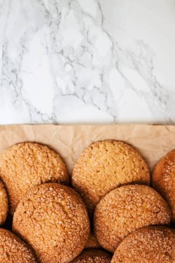 Mermer beyaz masaya sandy yuvarlak kurabiye, bir kırık, üst VI