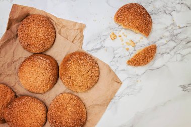 Mermer beyaz masaya sandy yuvarlak kurabiye, bir kırık, üst VI