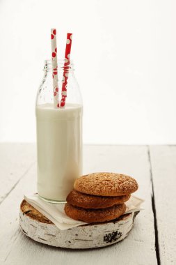 Yuvarlak kurabiye kurabiye ve bir şişe süt, bir w Tarih yığını