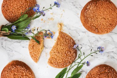 Mermer beyaz masaya sandy yuvarlak kurabiye, bir kırık ve bir