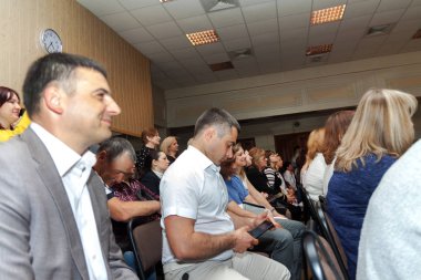 Ukraine.Kiev-Mayıs 19,2017.A birçok insan salonda oturan