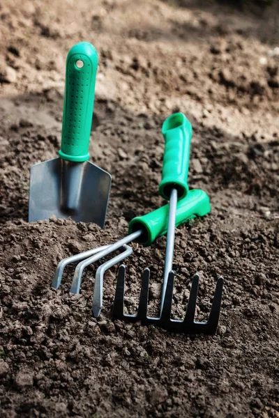 Садовые инструменты, лопата, совок, грабли, виллы лежат на земле, верхний V — стоковое фото