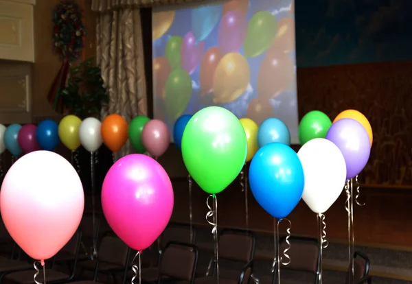 Décoration festive de l'intérieur avec des ballons multicolores — Photo