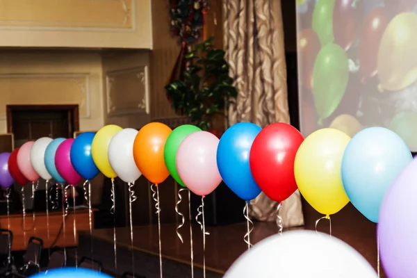 Décoration festive de l'intérieur avec des ballons multicolores — Photo
