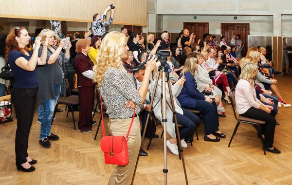 Ukraine.Kiev-May 19,2017.A lot of people are sitting in the hall — Stock Photo, Image