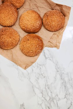 Mermer beyaz masaya sandy yuvarlak kurabiye, bir kırık, üst VI