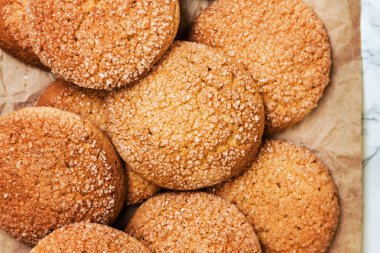 kum yuvarlak kurabiye, üstten görünüm, yakın çekim. Kayıt için boş yer.