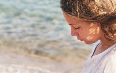 Genç bir kadın büyük bir portre dalgın bir bakışla. Kavramı