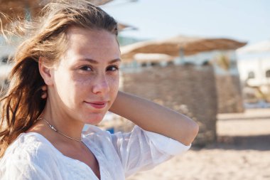 Geliştirme saç, gülümseyen, yakın çekim portre ile genç bir kadın. Co