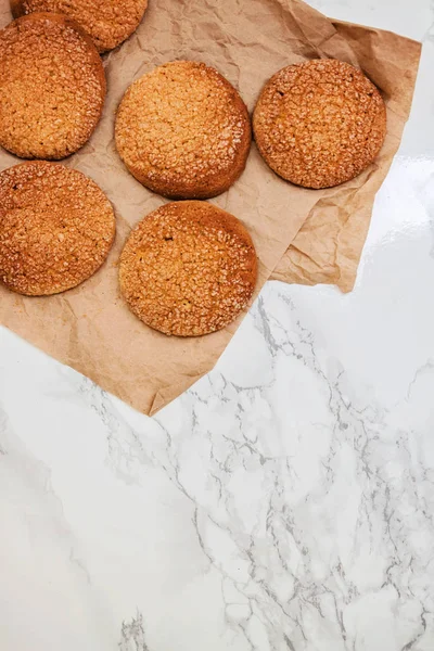 Mermer beyaz masaya sandy yuvarlak kurabiye, bir kırık, üst VI