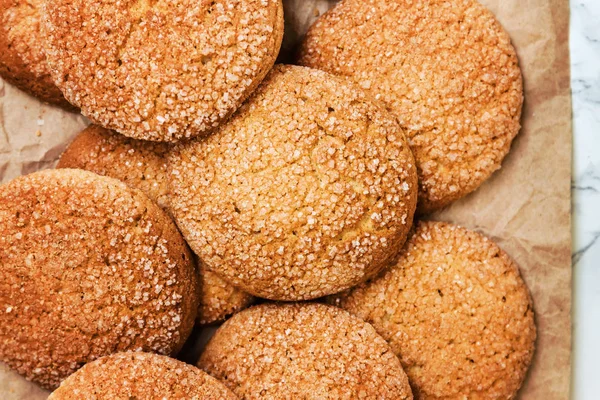 kum yuvarlak kurabiye, üstten görünüm, yakın çekim. Kayıt için boş yer.