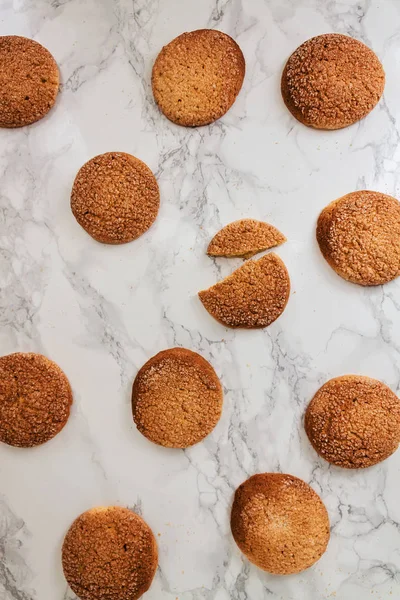 Mermer beyaz masaya sandy yuvarlak kurabiye, bir kırık, üst VI