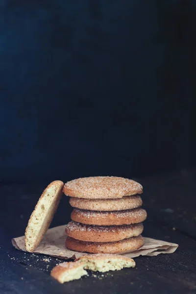 Montón de galletas sobre fondo oscuro, estilo retro, vintage — Foto de Stock