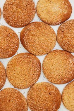 kum yuvarlak kurabiye, üstten görünüm, yakın çekim. Kayıt için boş yer.