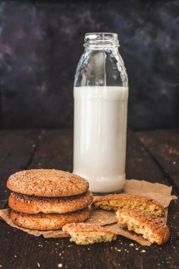 Şişe süt ve bir yığın tanımlama karanlık bir arka plan üzerinde yeniden