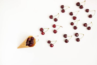 WHI üzerinde izole gözleme koni ile taze kiraz çilek, üstten görünüm