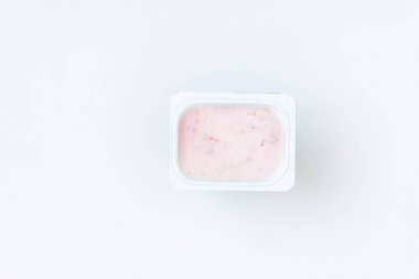 Çilekli yoğurt, üstten görünüm, üzerinde beyaz ba izole kapsayıcıyla