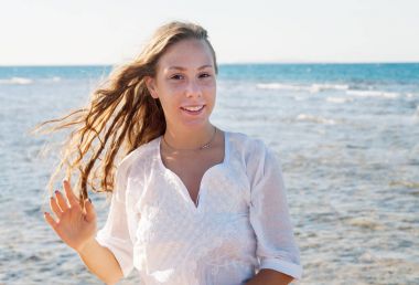 Geliştirme saç, gülümseyen, yakın çekim portre ile genç bir kadın. Co