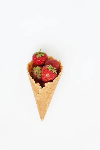 Cono de gofre con fresas frescas, vista superior, aislado en blanco — Foto de Stock