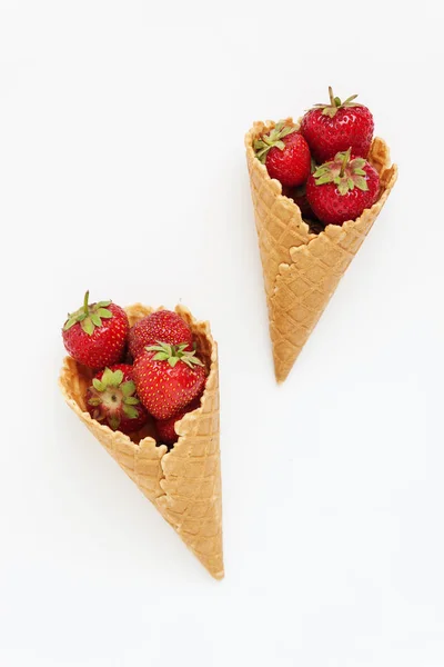 Cono de gofre con fresas frescas, vista superior, aislado en blanco — Foto de Stock