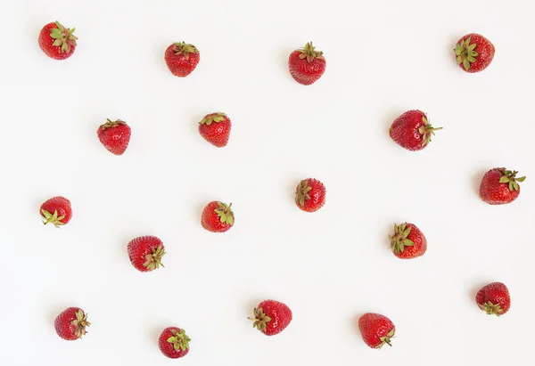 Fresas frescas esparcidas sobre un fondo blanco. Concepto de h — Foto de Stock